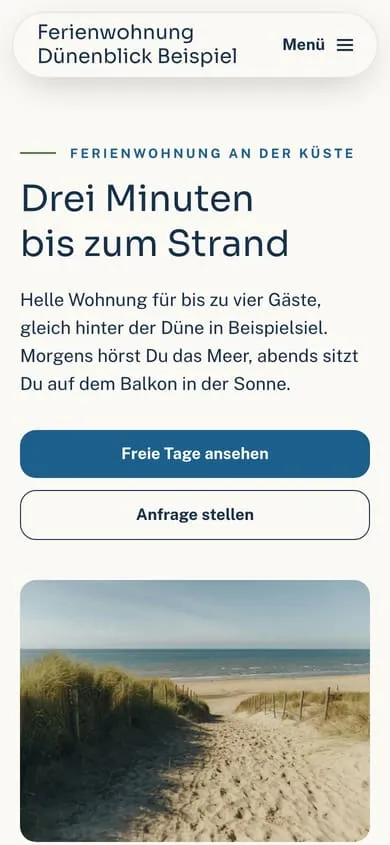 Startseite der Ferienwohnung Dünenblick Beispiel in Sandweiß und Seeblau mit Dünenweg zum Meer am Handy