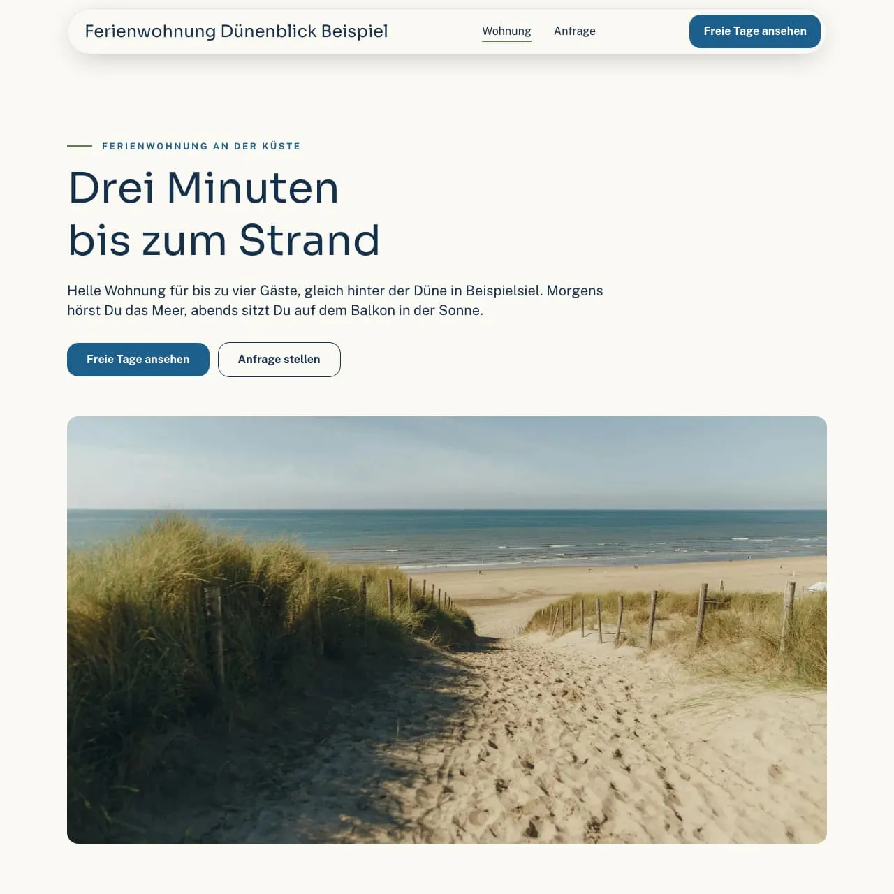 Startseite der Ferienwohnung Dünenblick Beispiel in Sandweiß und Seeblau mit Dünenweg zum Meer am Rechner