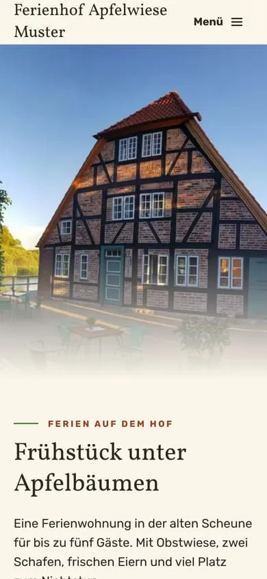 Startseite vom Ferienhof Apfelwiese Muster in Creme und Rostrot mit Fachwerkhaus am Handy