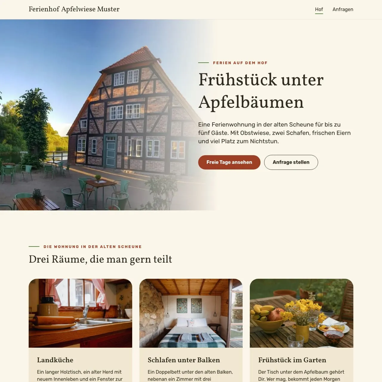 Startseite vom Ferienhof Apfelwiese Muster in Creme und Rostrot mit Fachwerkhaus am Rechner