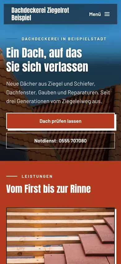 Startseite der Dachdeckerei Ziegelrot Beispiel mit roten Dächern vor blauem Himmel am Handy