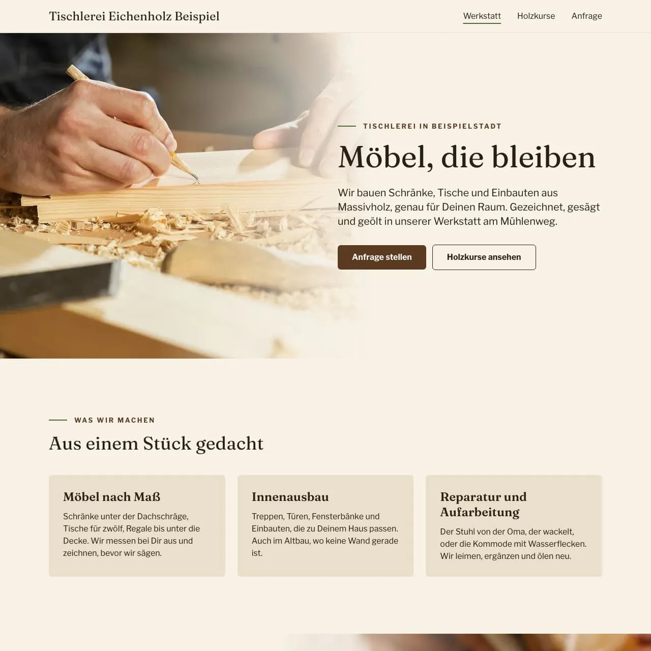 Startseite der Tischlerei Eichenholz Beispiel in Nussbraun und Creme am Rechner
