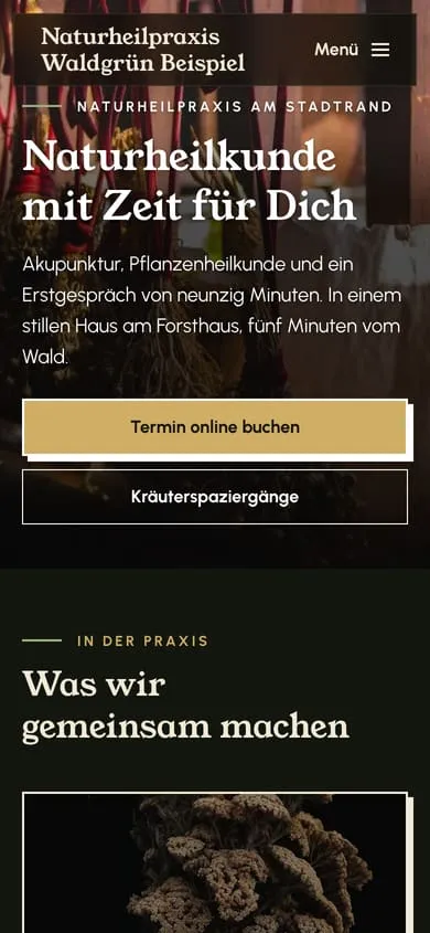 Startseite der Naturheilpraxis Waldgrün Beispiel mit Kräuterbündeln in Waldgrün und Messing am Handy