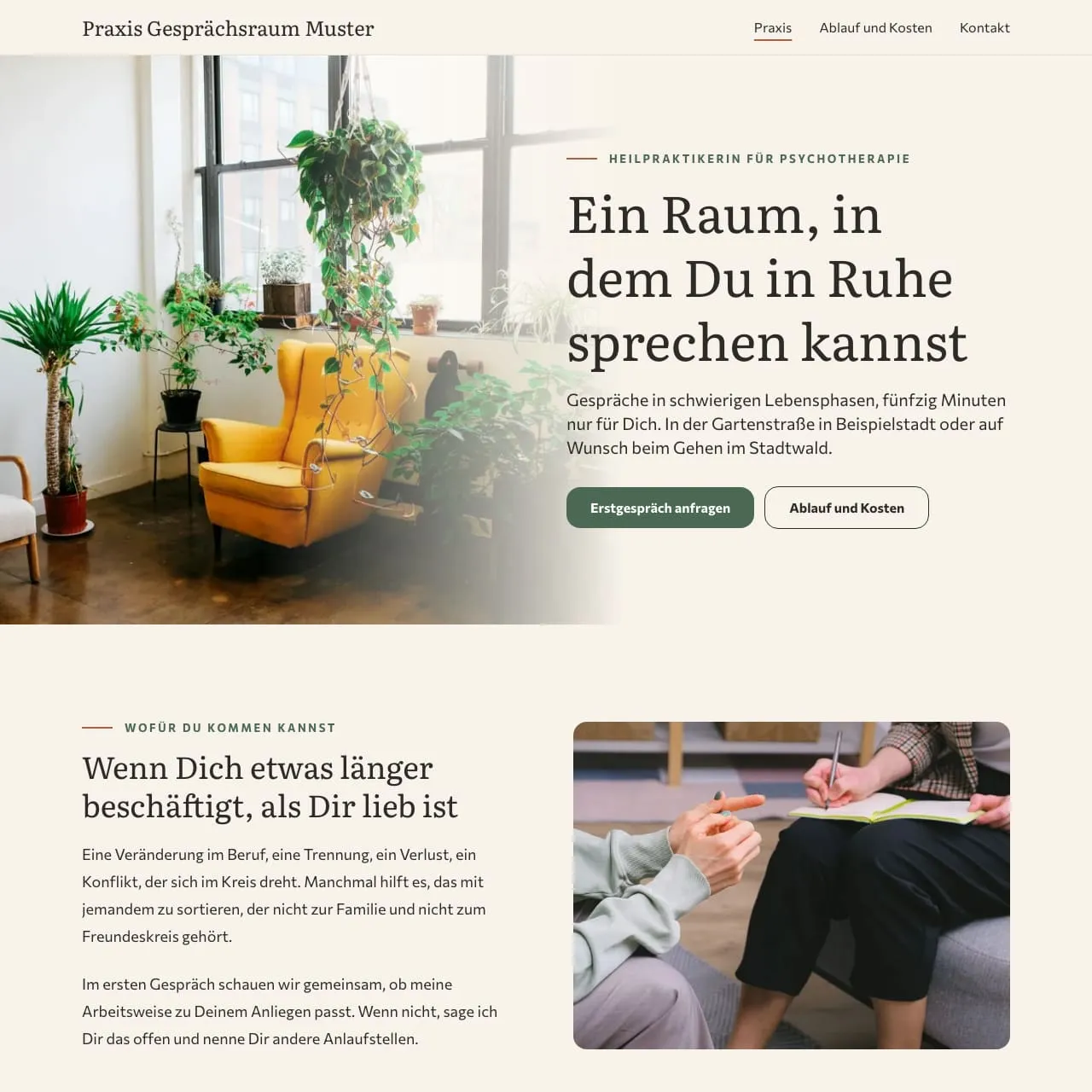 Startseite der Praxis Gesprächsraum Muster in Creme und Salbei mit gelbem Sessel am Rechner